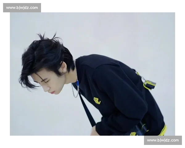 王琳凯胸肌引热议！皮衣造型藏不住健硕身材